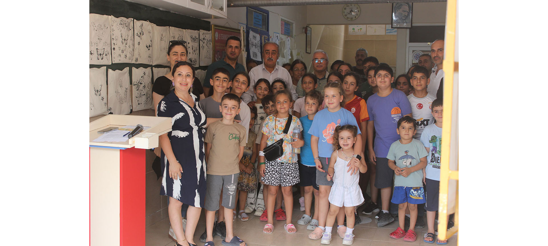 “Düşler ve İzler: Çocukların Gözünden” Sergisi Defne Döver İlkokulu Ortaokulu’nda Açıldı