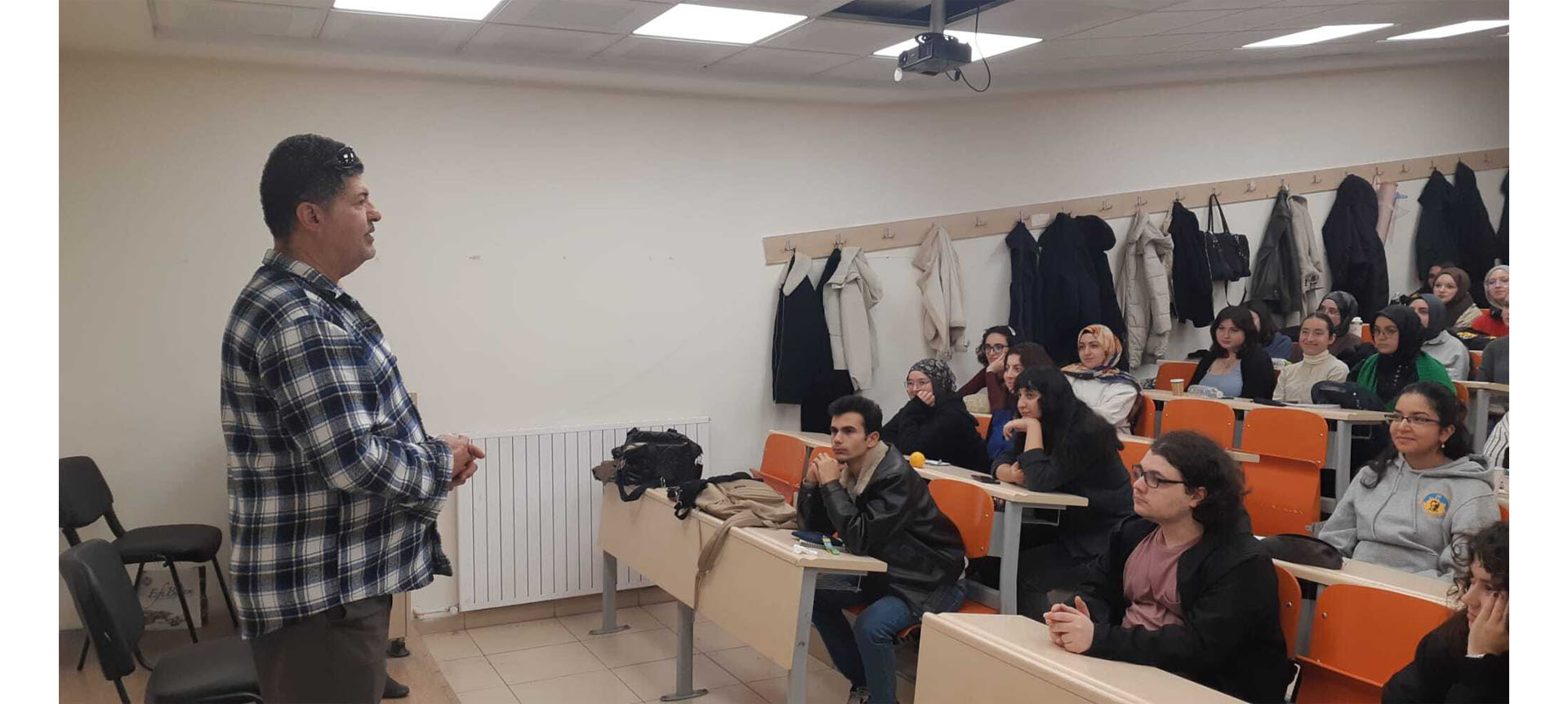 Fakültemiz Resim Bölümü Dr. Öğr. Üyesi Teoman ÇIĞŞAR Davetli Olarak Seminer Eğitimi Verdi